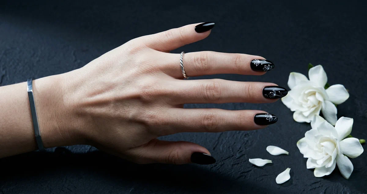 15 Black Spring Nails That Look Edgy & Chic