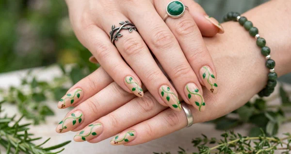 15 Green Spring Nails That Are Fresh & Trendy