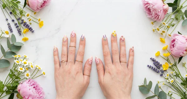 15 Pretty Floral Nails for Spring (Cute & Easy to Copy)!