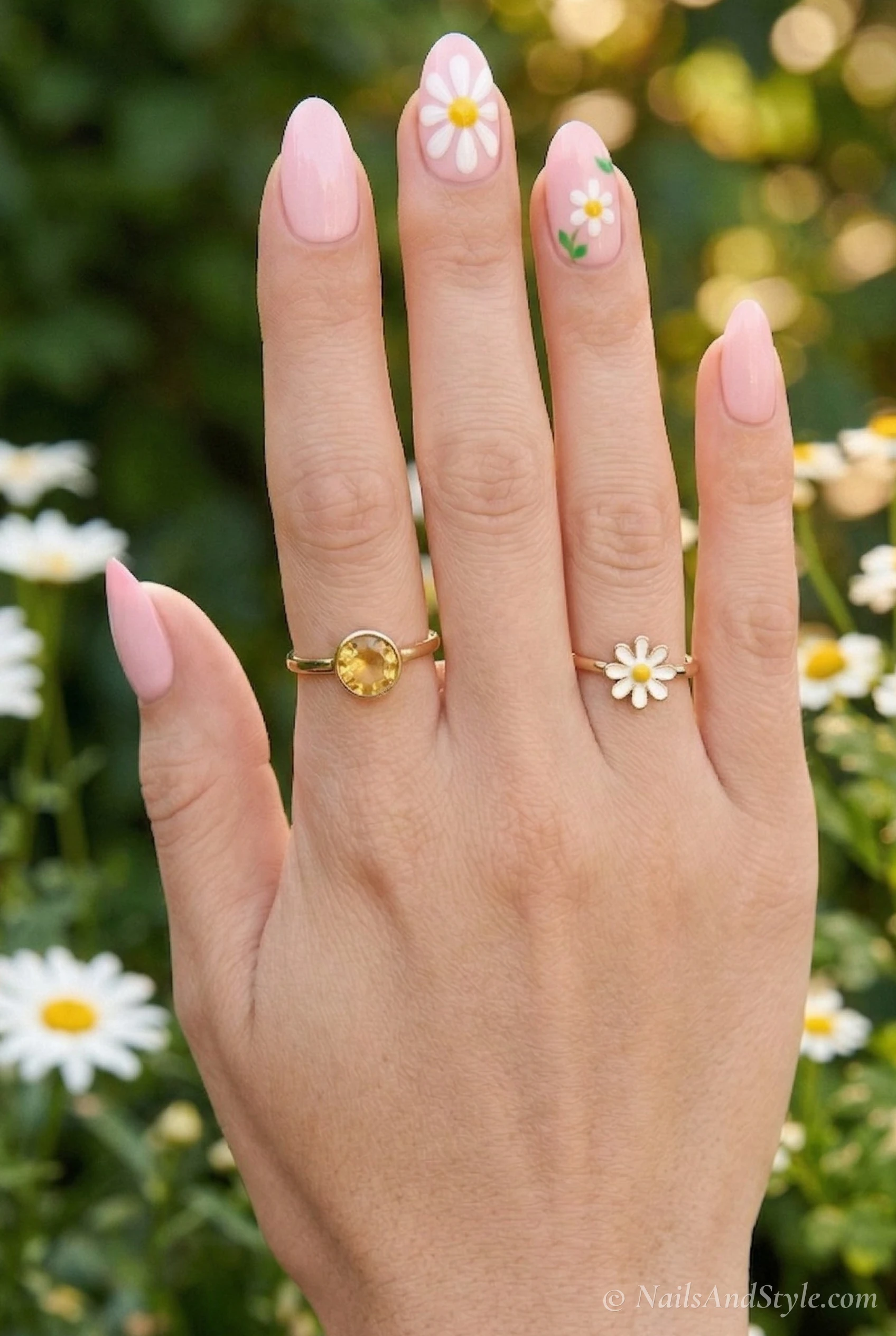 Daisy accent nails