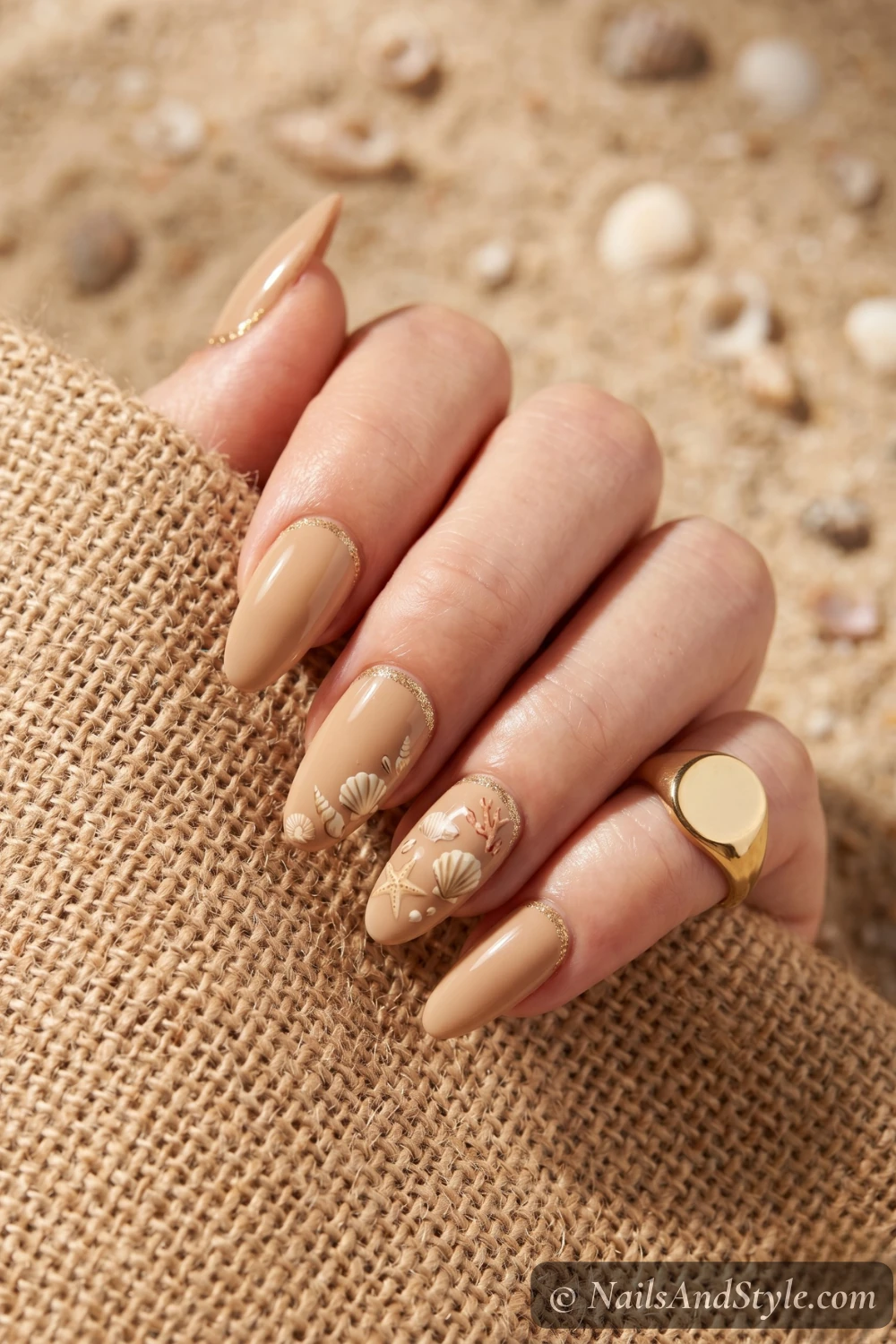 Sandy shore nails with shells and starfish