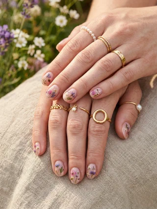 Little Blooms on Short Nails