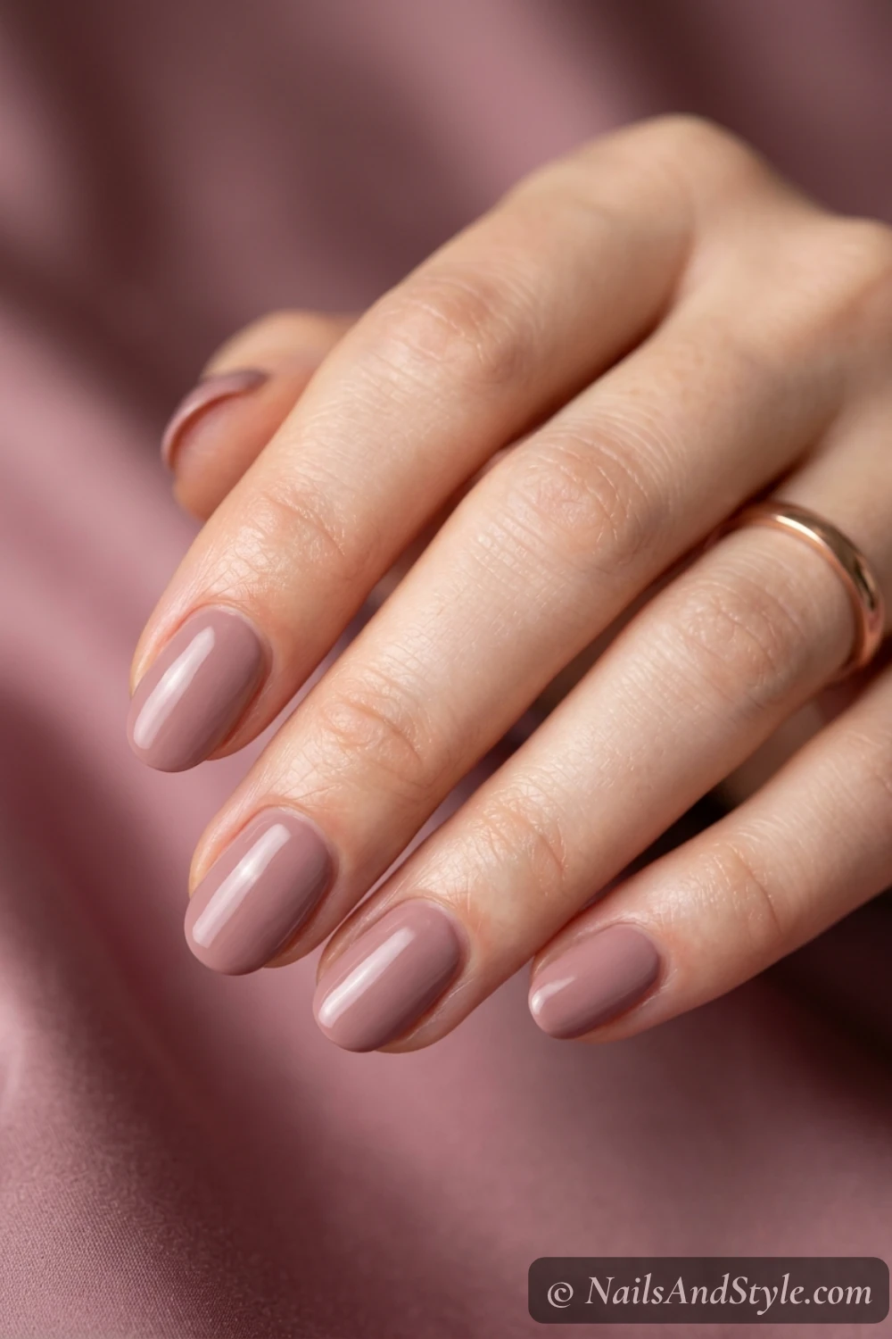 Soft mauve gloss nails